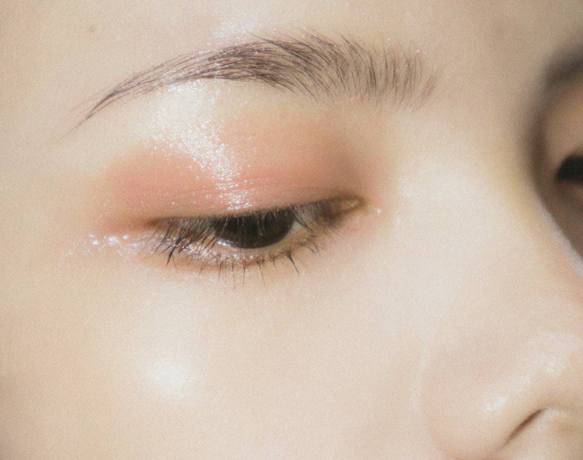 Side-by-side comparison showing multi-effect palette vs multiple single-use compacts