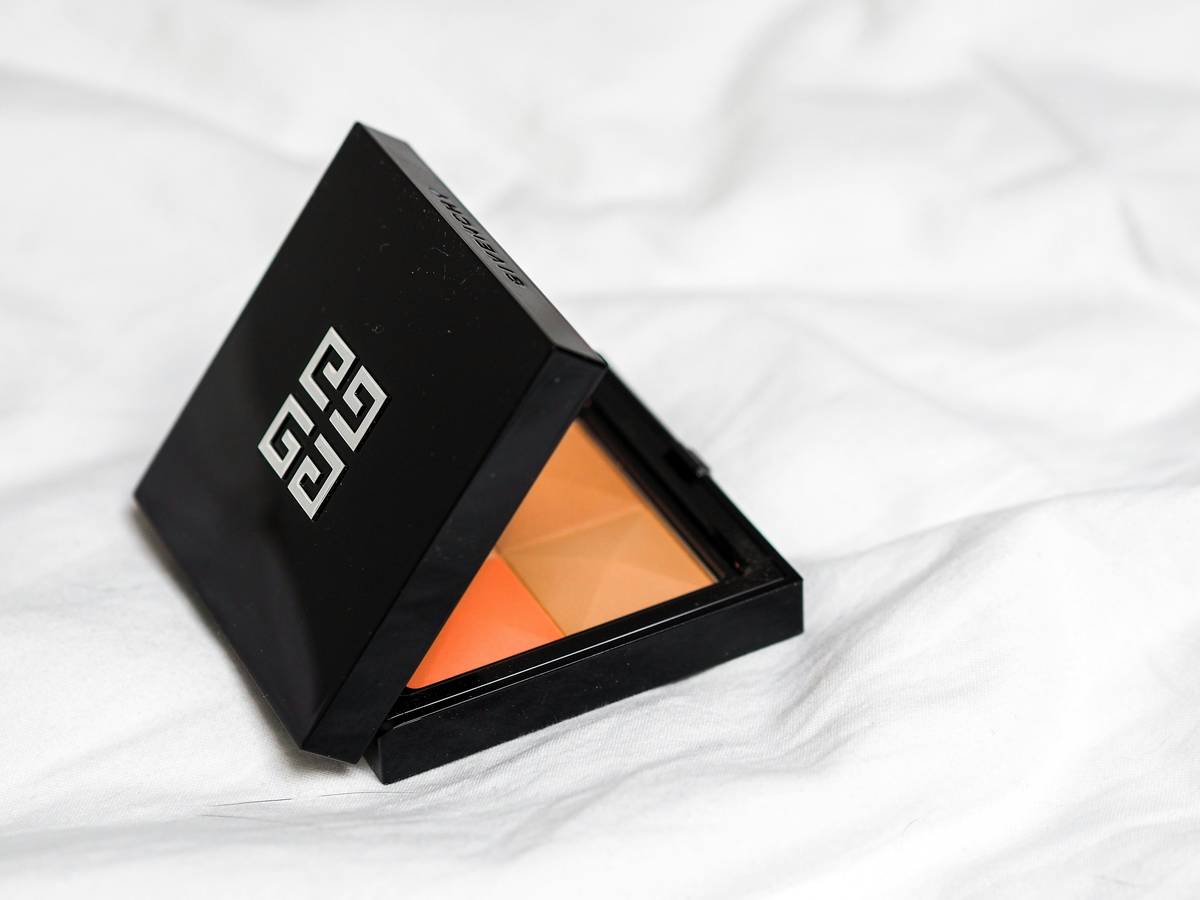 Side-by-side comparison of glow-enhancing palette results using different application techniques